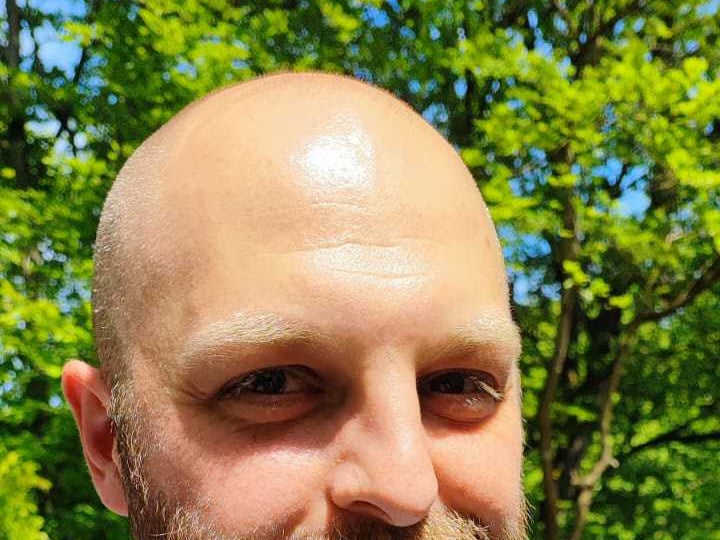 ein Mann lächelt für ein Foto ein Mann lächelt für ein Foto