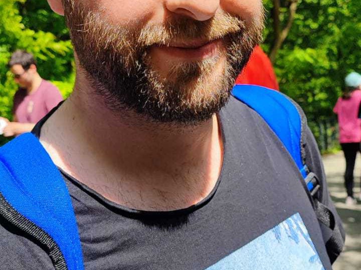 ein Mann lächelt für ein Foto ein Mann lächelt für ein Foto