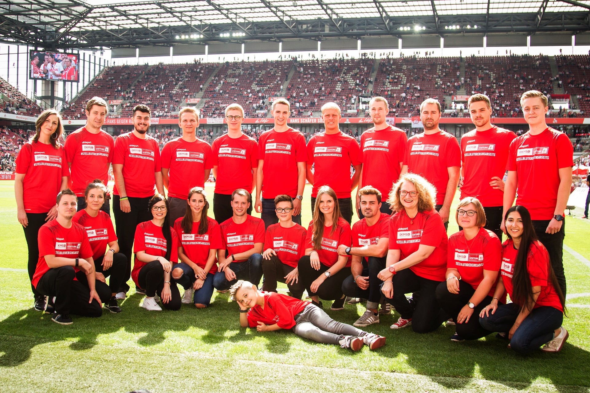 Emotionaler Höhepunkt des Spieltages war das Einlaufen der beiden Mannschaften und der Schiedsrichter. Sie wurden von geheilten Patienten und Lebensrettern der DKMS auf das Spielfeld begleitet. Emotionaler Höhepunkt des Spieltages war das Einlaufen der beiden Mannschaften und der Schiedsrichter. Sie wurden von geheilten Patienten und Lebensrettern der DKMS auf das Spielfeld begleitet.