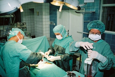 Personen im OP-Saal während einer Knochenmarkentnahme Personen im OP-Saal während einer Knochenmarkentnahme