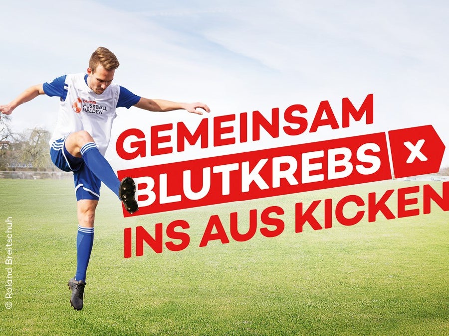 Ein Fußballer und der Slogan "GEMEINSAM BLUTKREBS INS AUS KICKEN" Ein Fußballer und der Slogan "GEMEINSAM BLUTKREBS INS AUS KICKEN"