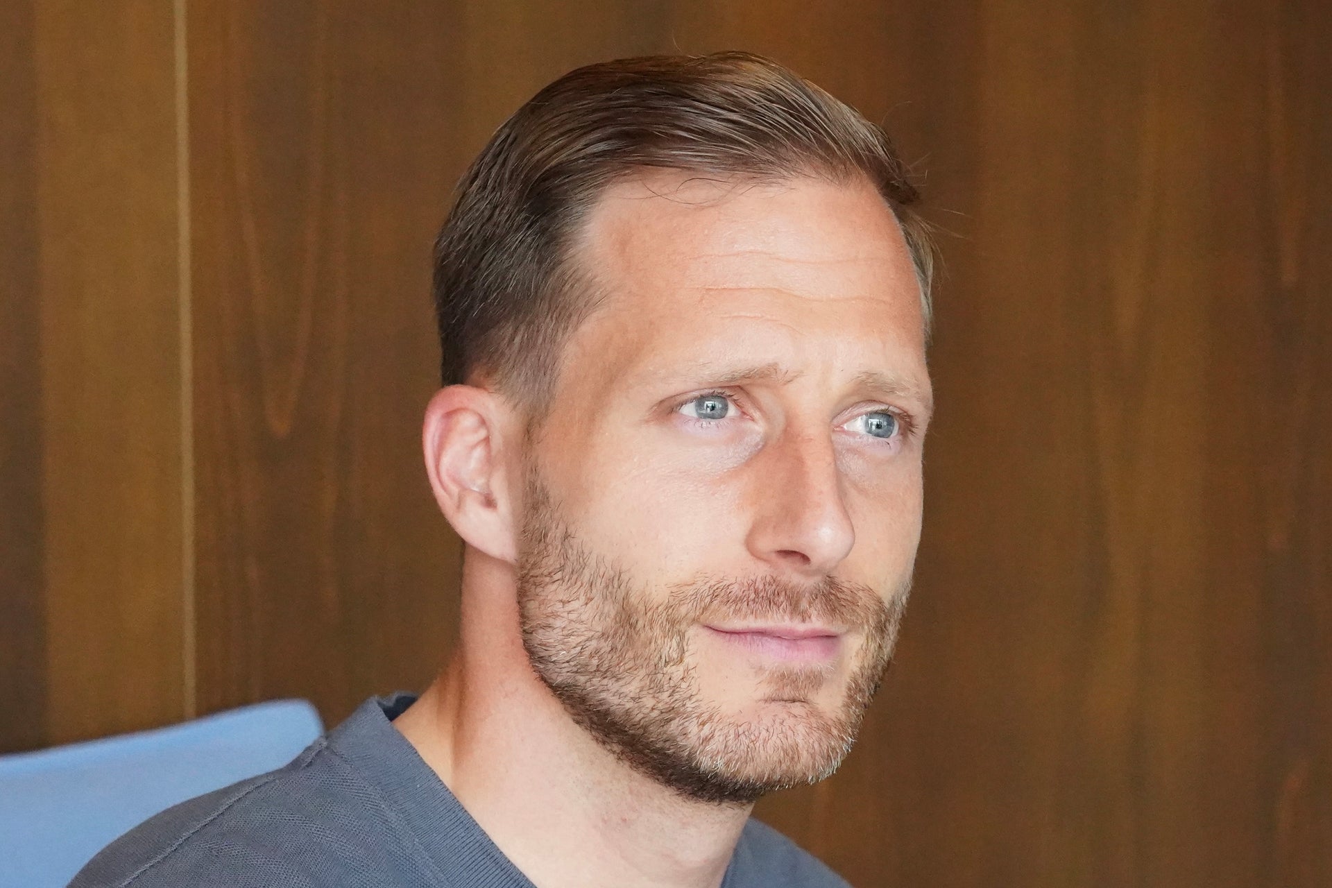 Ein Mann schaut zur Seite Ein Mann schaut zur Seite