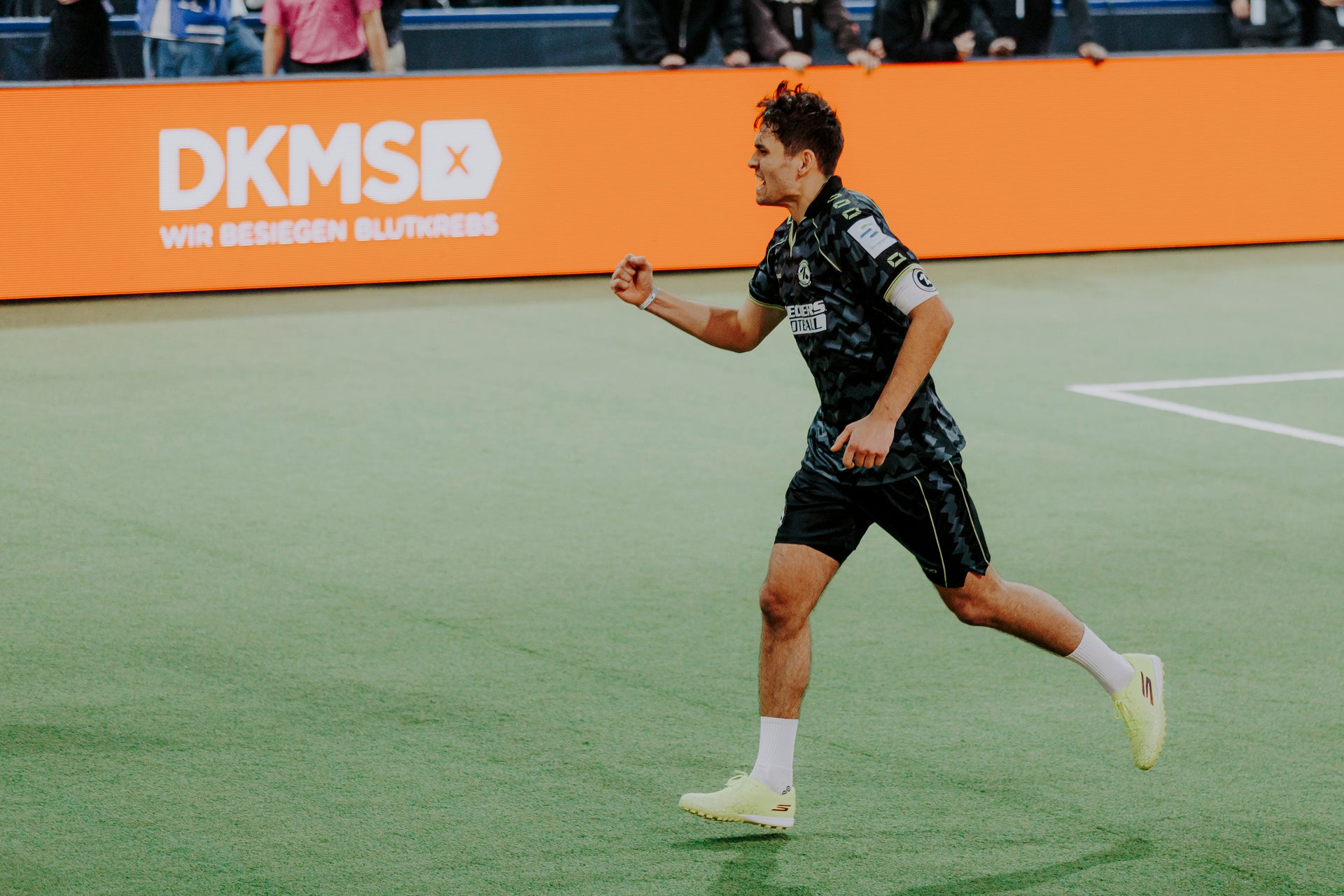 Ein Mann läuft auf einem Feld Ein Mann läuft auf einem Feld