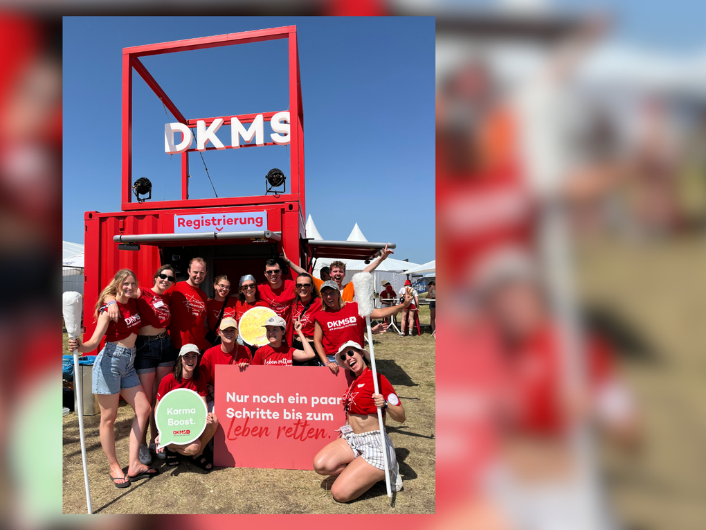 Eine Gruppe von Menschen posiert für ein Foto Eine Gruppe von Menschen posiert für ein Foto