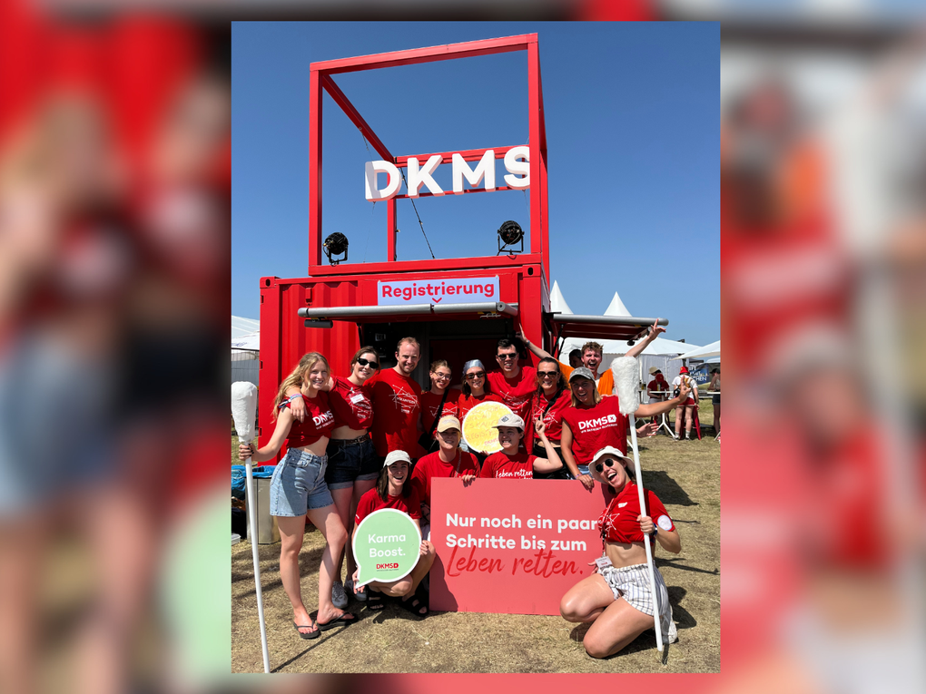 Eine Gruppe von Menschen posiert für ein Foto Eine Gruppe von Menschen posiert für ein Foto