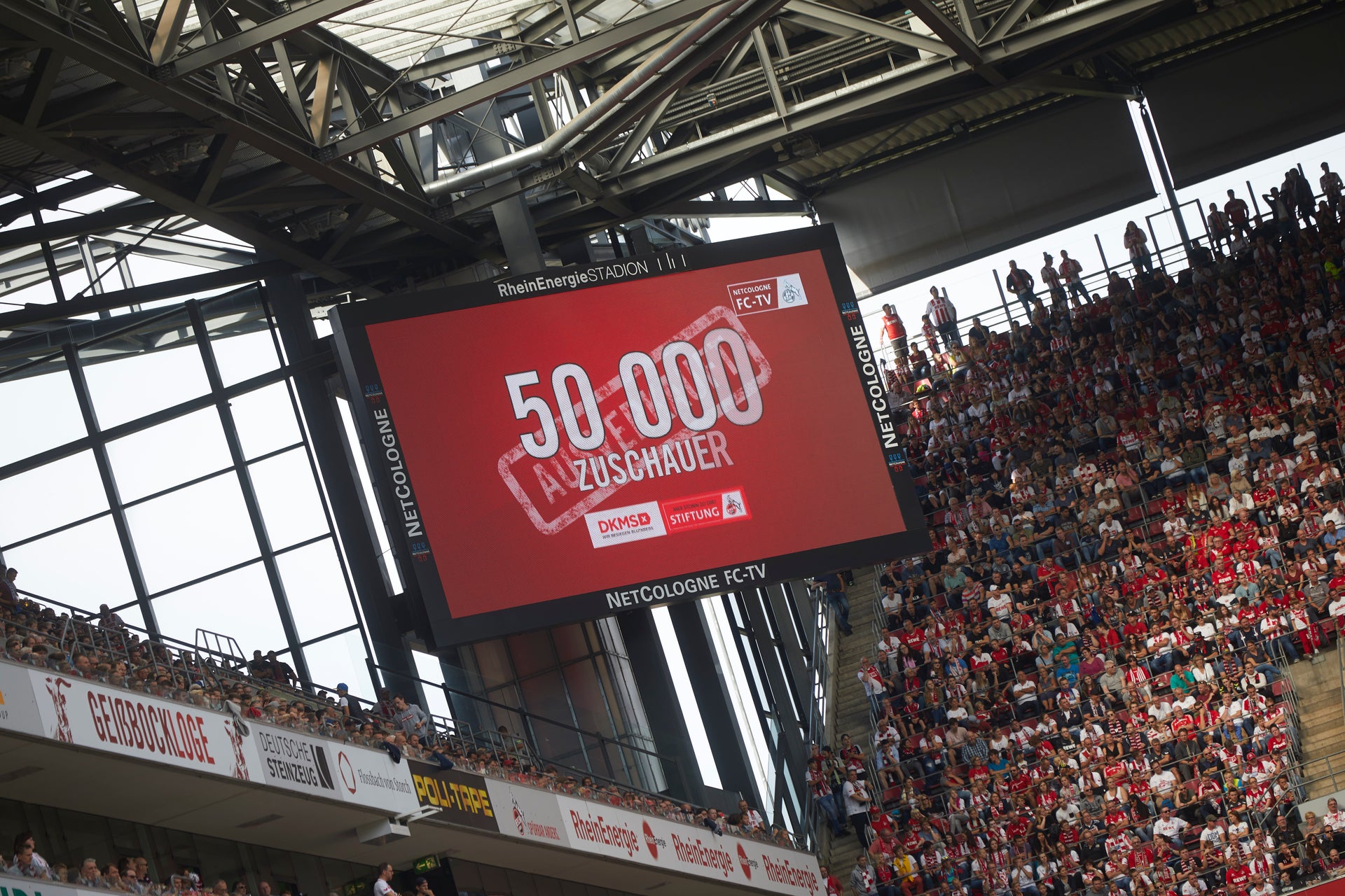 Gänsehautatmosphäre: Ausverkauftes Haus im RheinEnergieSTADION ©Thomas Fähnrich Gänsehautatmosphäre: Ausverkauftes Haus im RheinEnergieSTADION ©Thomas Fähnrich