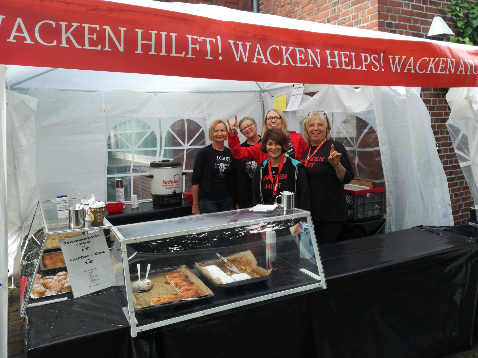 Die Damen von „Wacken hilft“ spenden den Erlös aus dem Kuchenverkauf an die DKMS