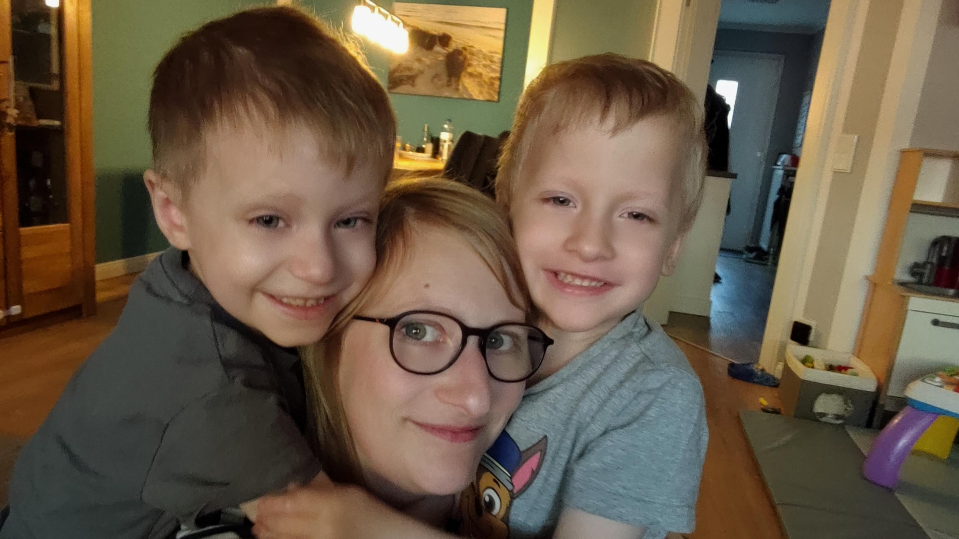 Eine Frau mit zwei Kindern Eine Frau mit zwei Kindern