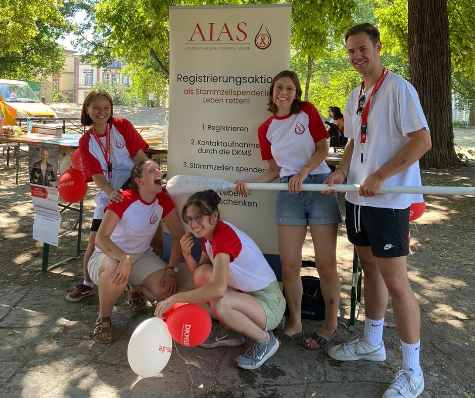 Eine Gruppe von Menschen posiert für ein Foto Eine Gruppe von Menschen posiert für ein Foto