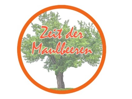 Ein Logo mit einem Bild von einem Baum. Im Logo steht als Text Zeit der Maulbeeren. Ein Logo mit einem Bild von einem Baum. Im Logo steht als Text Zeit der Maulbeeren.