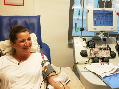 Simone im Apherese Stuhl während der Stammzell Entnahme Simone im Apherese Stuhl während der Stammzell Entnahme