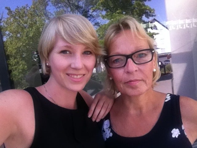 Stella und ihre Mutter auf einem Selfie Stella und ihre Mutter auf einem Selfie