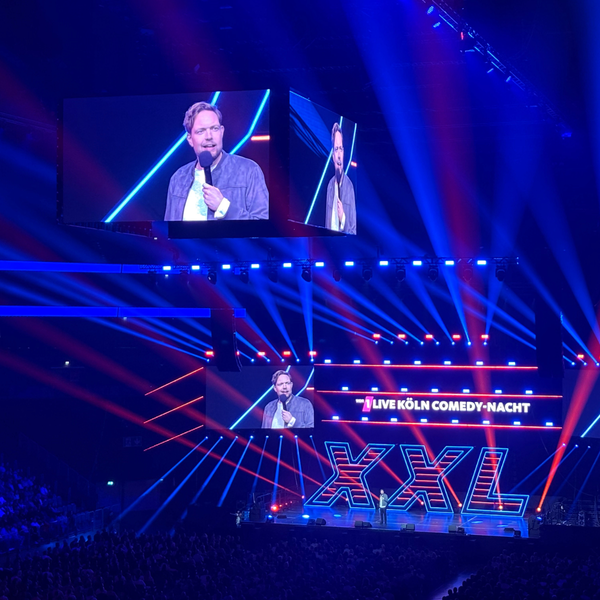 Bastian Bielendorfer auf der Bühne der 1LIVE Comedy-Nacht XXL Bastian Bielendorfer auf der Bühne der 1LIVE Comedy-Nacht XXL