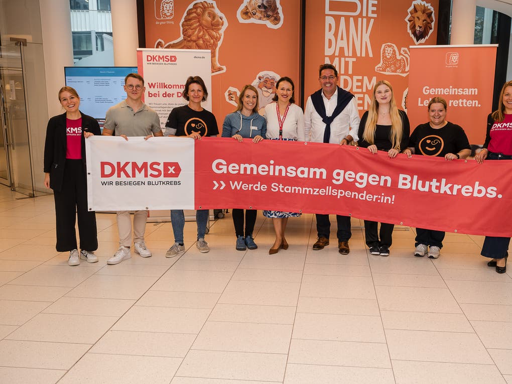 Eine Gruppe von Menschen mit Transparent: "DKMS - Gemeinsam gegen Blutkrebs" Eine Gruppe von Menschen mit Transparent: "DKMS - Gemeinsam gegen Blutkrebs"