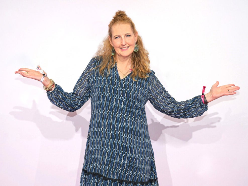 Foto von Nella Rausch mit ausgebreiteten Armen Foto von Nella Rausch mit ausgebreiteten Armen