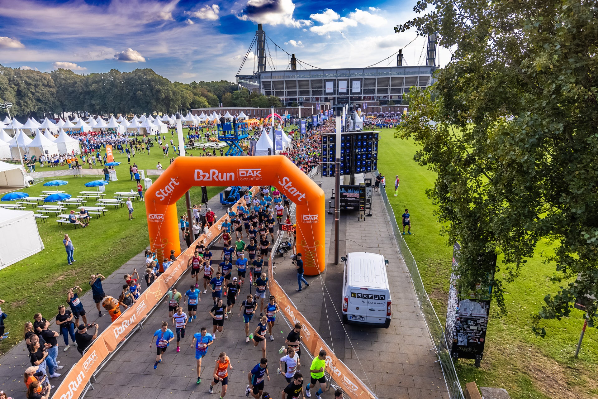 Eine Gruppe von Menschen, die an einem Lauf teilnehmen Eine Gruppe von Menschen, die an einem Lauf teilnehmen