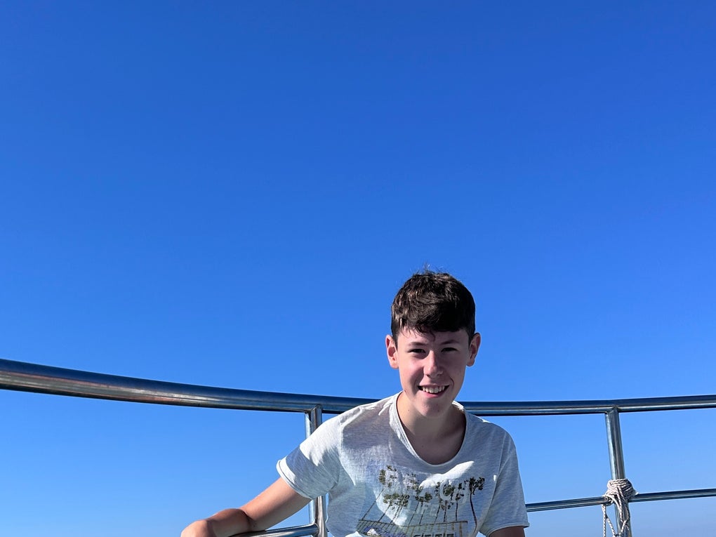 Junge sitzt auf einem Boot Junge sitzt auf einem Boot