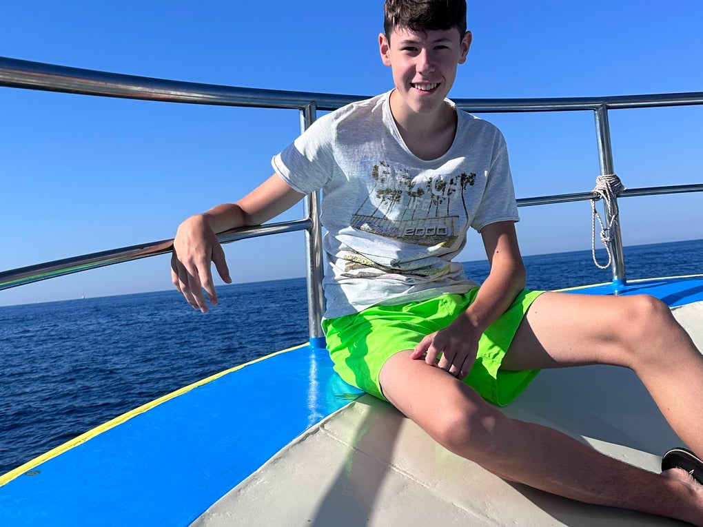 Junge sitzt auf einem Boot Junge sitzt auf einem Boot