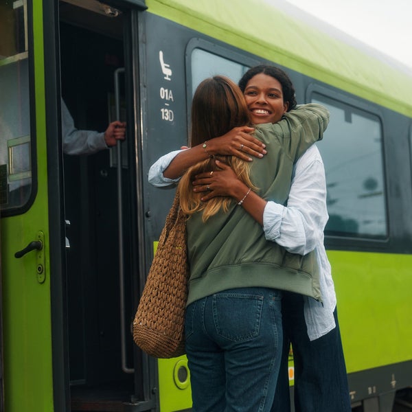 Eine Frau, die eine andere Frau umarmt Eine Frau, die eine andere Frau umarmt