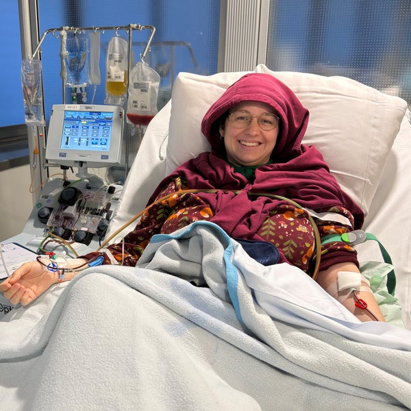 Eine Frau in einem Krankenhausbett Eine Frau in einem Krankenhausbett
