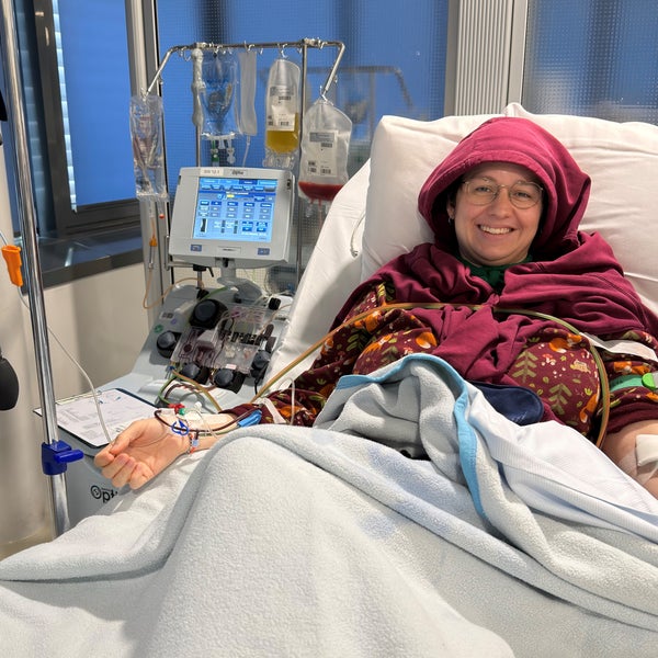 Eine Frau in einem Krankenhausbett Eine Frau in einem Krankenhausbett