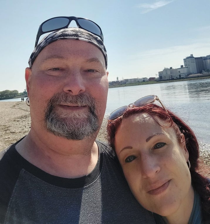 Hier sieht man Markus zusammen mit seiner Partnerin an einem sonnigen Tag am See. Hier sieht man Markus zusammen mit seiner Partnerin an einem sonnigen Tag am See.