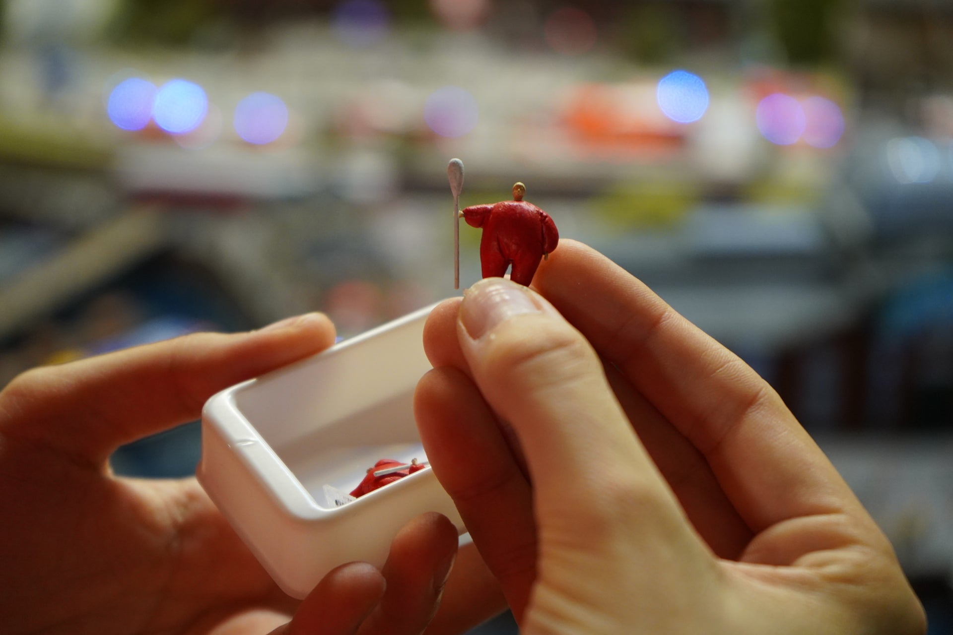 Kleines Figur im DKMS Registrierungsanzug inklusive Wattestäbchen. Kleines Figur im DKMS Registrierungsanzug inklusive Wattestäbchen.