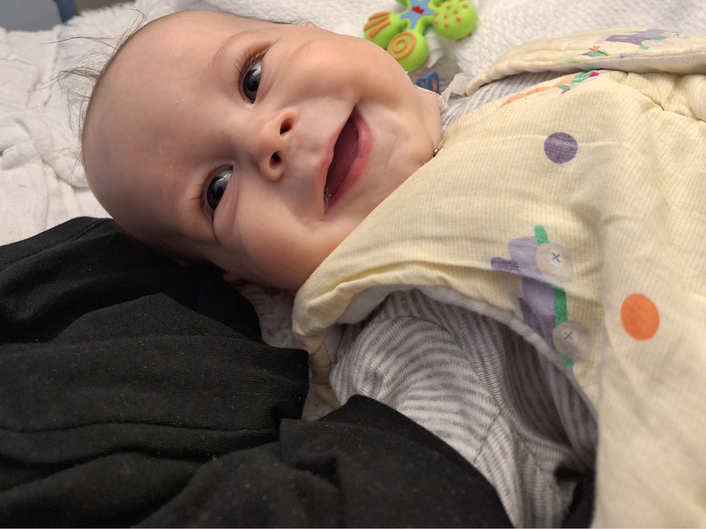 Ein Baby in einem Kinderbettchen Ein Baby in einem Kinderbettchen