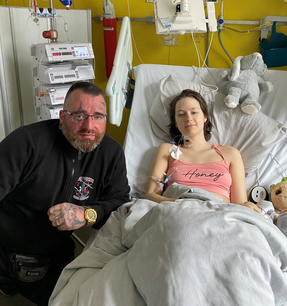 Blutkrebspatientin Sara mit ihrem Vater und Kuscheltieren im Krankenhaus 
