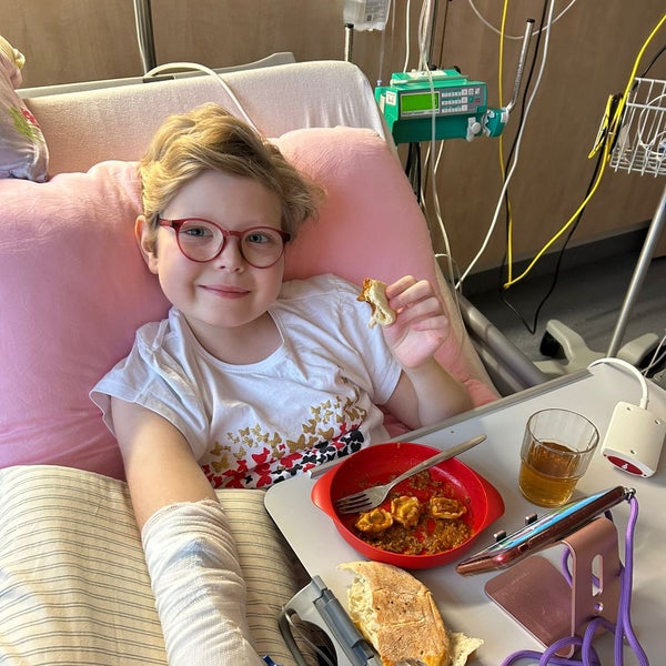 Ein Kind in einem Krankenhausbett beim Essen Ein Kind in einem Krankenhausbett beim Essen