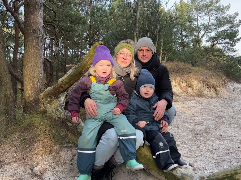 Eine Familie posiert mit zwei Kindern für ein Foto Eine Familie posiert mit zwei Kindern für ein Foto