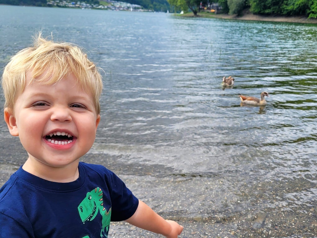 Ein Kind lächelt in die Kamera Ein Kind lächelt in die Kamera