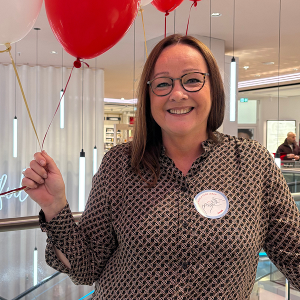 Douglas-Mitarbeiterin Annette Wenz ist selbst ehemalige Blutkrebspatientin Douglas-Mitarbeiterin Annette Wenz ist selbst ehemalige Blutkrebspatientin