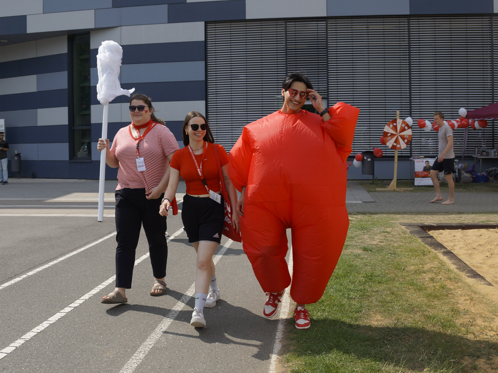 Eine Gruppe von Menschen, die auf einer Straße gehen Eine Gruppe von Menschen, die auf einer Straße gehen