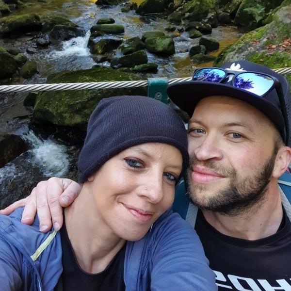 Ein Mann und eine Frau machen ein Selfie Ein Mann und eine Frau machen ein Selfie