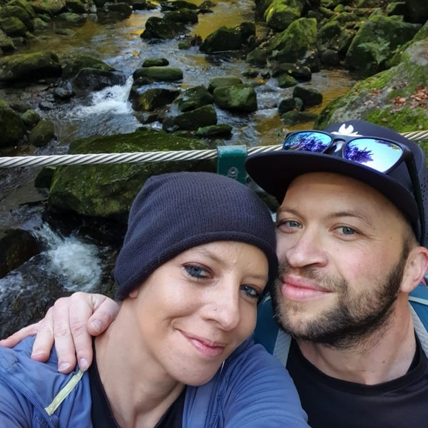 Ein Mann und eine Frau machen ein Selfie Ein Mann und eine Frau machen ein Selfie