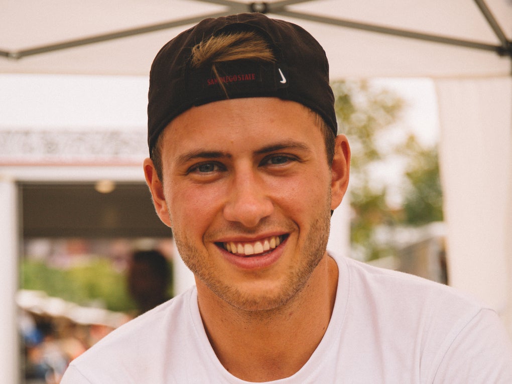 Stammzellspender Jonas Müller hält ein ShavedIce in der Hand Stammzellspender Jonas Müller hält ein ShavedIce in der Hand