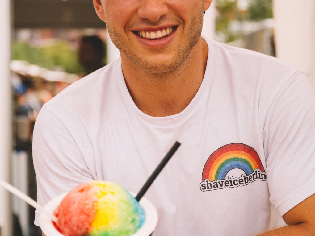 Stammzellspender Jonas Müller hält ein ShavedIce in der Hand Stammzellspender Jonas Müller hält ein ShavedIce in der Hand