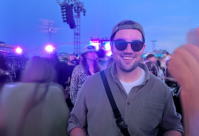 Ein Mann auf dem Deichbrand-Festival trägt Sonnenbrille und Hut Ein Mann auf dem Deichbrand-Festival trägt Sonnenbrille und Hut