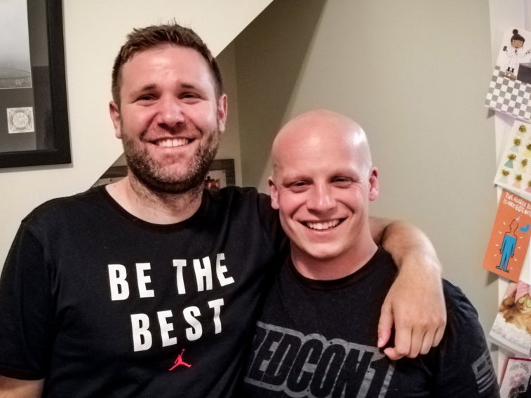 Martin und Andrew lächeln in die Kamera Martin und Andrew lächeln in die Kamera