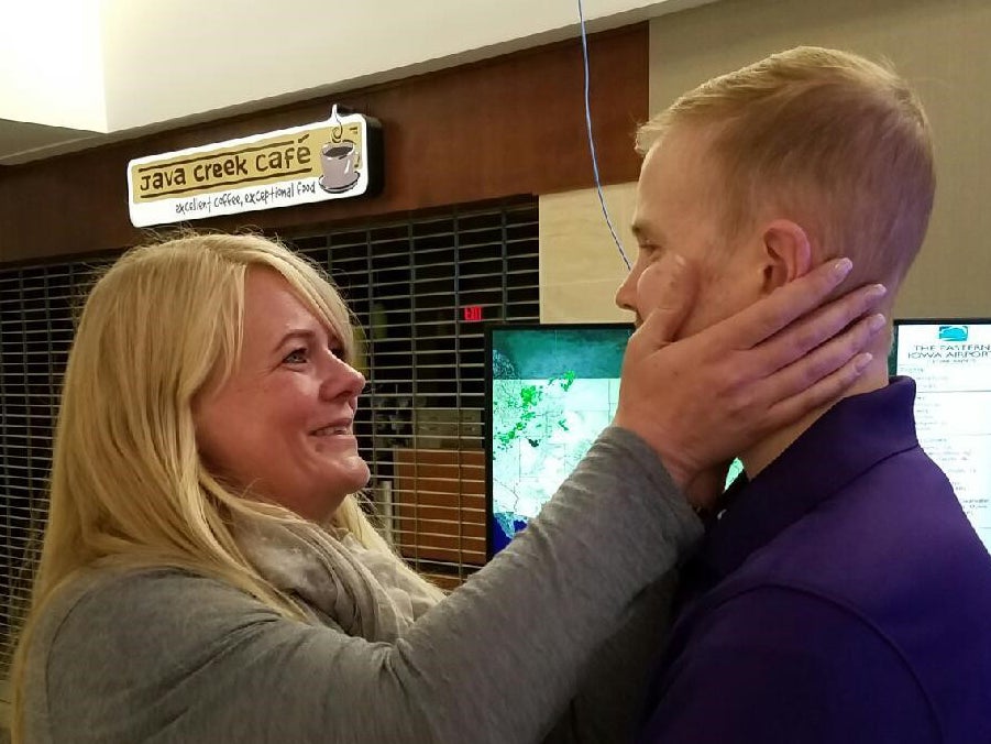 Patricia hält das Gesicht von Nate und schaut ihn an Patricia hält das Gesicht von Nate und schaut ihn an