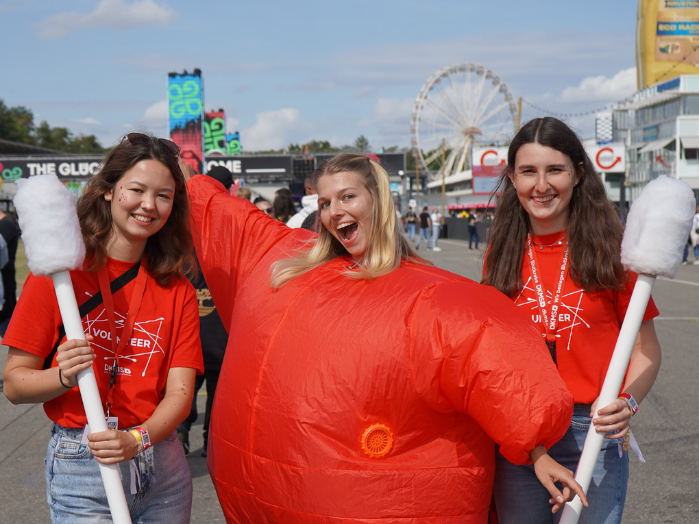 Eine Gruppe von Frauen posiert für ein Foto Eine Gruppe von Frauen posiert für ein Foto