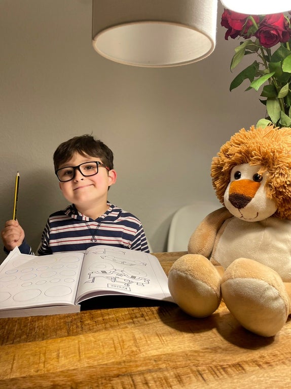 Patient Josef sitzt mit einem Stofftier Löwen am Tisch Patient Josef sitzt mit einem Stofftier Löwen am Tisch