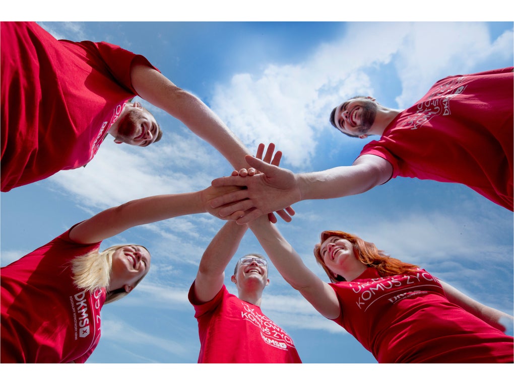 Gruppe von Händen übereinander in einem Kreis. Gruppe von Händen übereinander in einem Kreis.