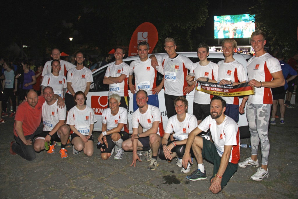 Die DKMS-Mannschaft des Bonner Nachtlaufes 2015. Mister Germany Robin Wolfinger ist selbstverständlich die Strecke mit seiner Schärpe gelaufen; Foto: PEN Fotografie