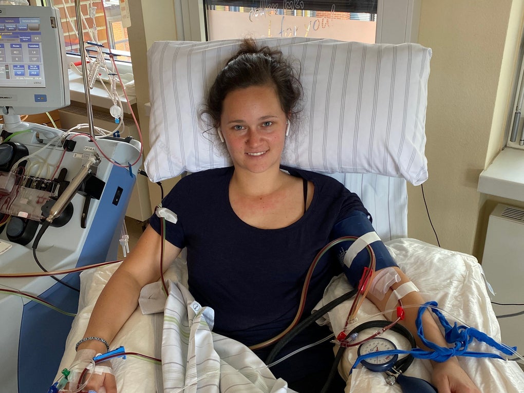 Eine Frau liegt während ihrer Stammzellspende in einem Bett, sie ist an ein Apherese-Gerät angeschlossen Eine Frau liegt während ihrer Stammzellspende in einem Bett, sie ist an ein Apherese-Gerät angeschlossen