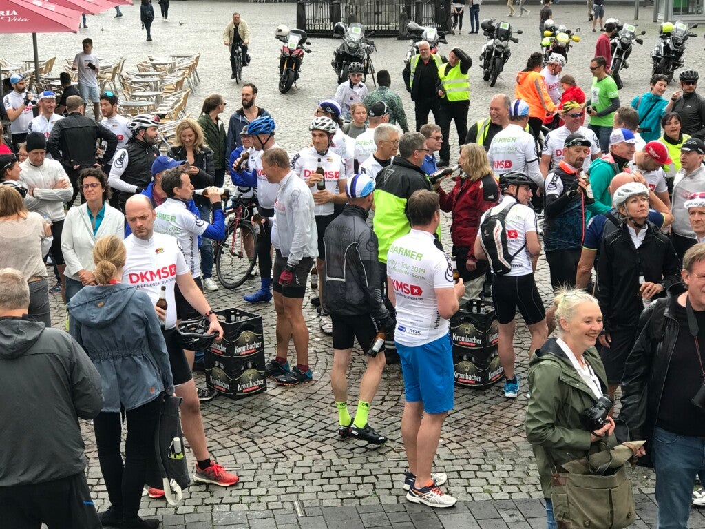 Eine Gruppe von Menschen, darunter mehrere Personen die Trikots mit DKMS Logo tragen Eine Gruppe von Menschen, darunter mehrere Personen die Trikots mit DKMS Logo tragen