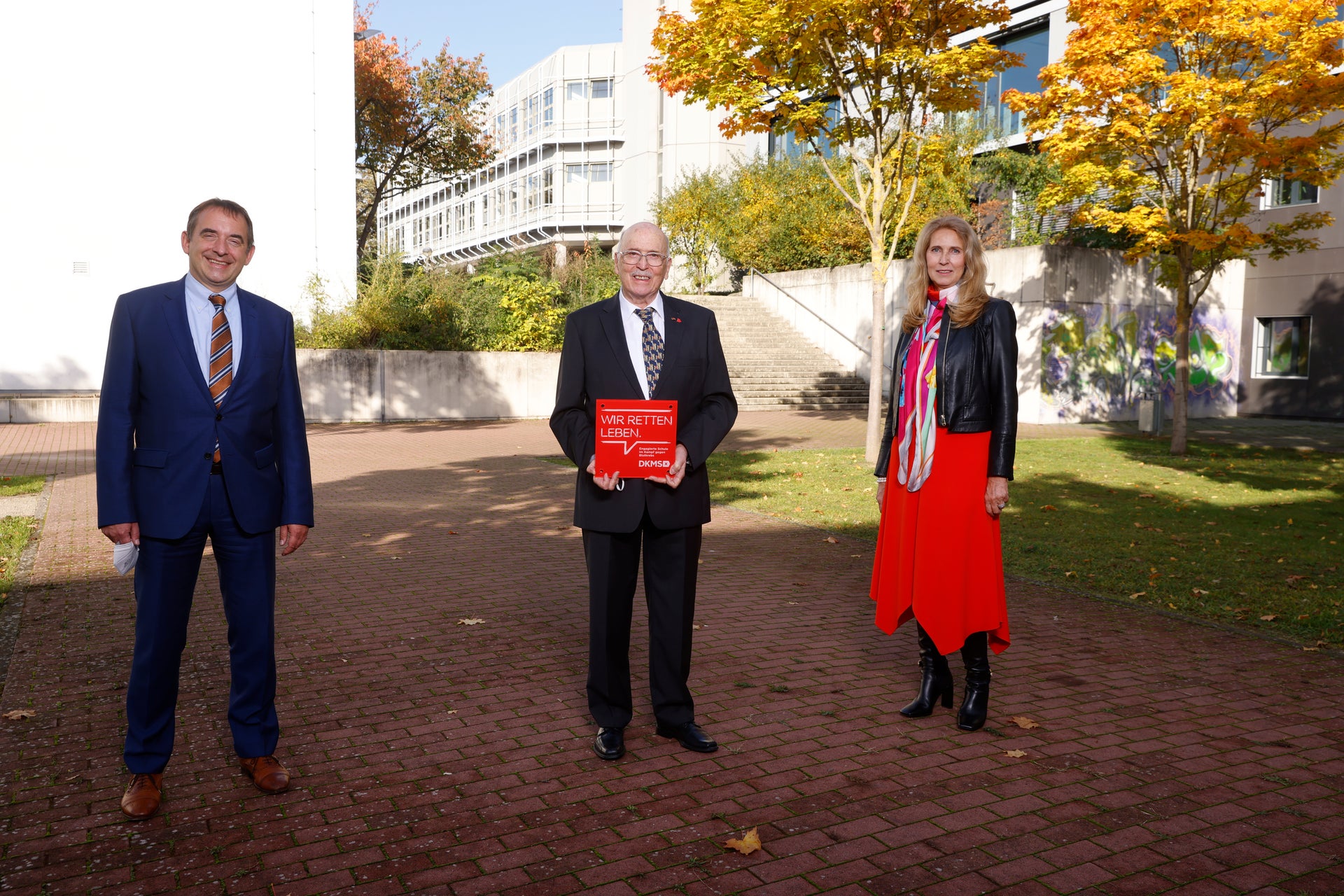 DKMS-Geschäftsführerin Dr. Elke Neujahr (r.), Hessens Kultusminister Prof. Dr. R. Alexander Lorz (l.) und DKMS-Ehrenamtspreisträger Prof. Dr. Peter Lorbacher (M.) mit dem DKMS-Schulsiegel DKMS-Geschäftsführerin Dr. Elke Neujahr (r.), Hessens Kultusminister Prof. Dr. R. Alexander Lorz (l.) und DKMS-Ehrenamtspreisträger Prof. Dr. Peter Lorbacher (M.) mit dem DKMS-Schulsiegel