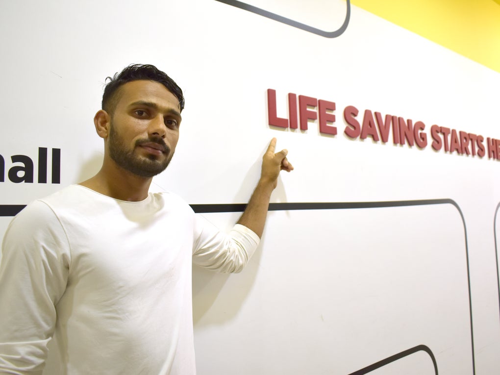 Ein Mann, der auf ein Schild zeigt Ein Mann, der auf ein Schild zeigt