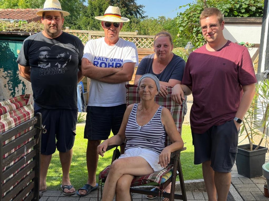 eine Familie posiert im Garten für ein Foto eine Familie posiert im Garten für ein Foto